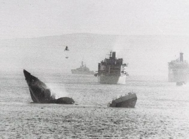 Πόλεμος των Φόκλαντς: Η στιγμή που η Αργεντινή βύθισε το πολεμικό πλοίο HMS Sheffield (βίντεο)